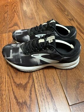 Brooks Launch 6 Running Shoes - Black & White Graphic Size 8.5